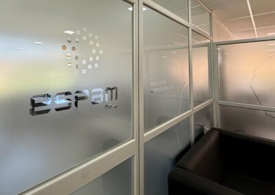 Puerta de oficina ESPAM MFL con logotipo institucional y vinil esmerilado decorativo.