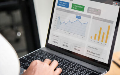 Mano señalando una interfaz digital de circuitos con íconos de marketing, búsqueda y conexión