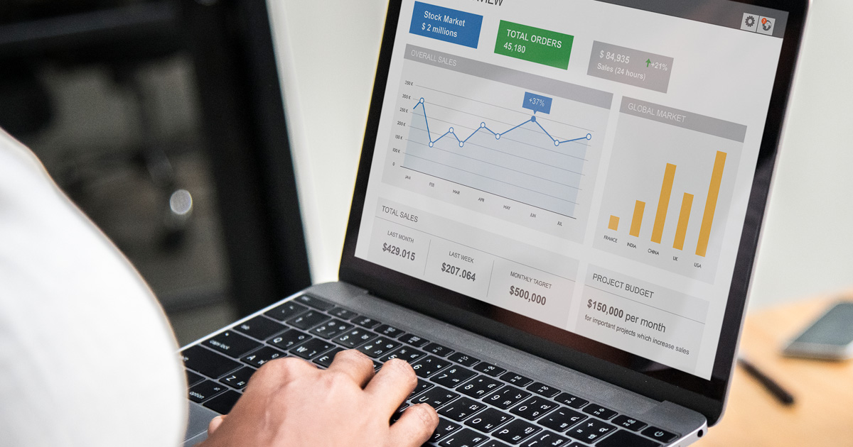 Mano señalando una interfaz digital de circuitos con íconos de marketing, búsqueda y conexión